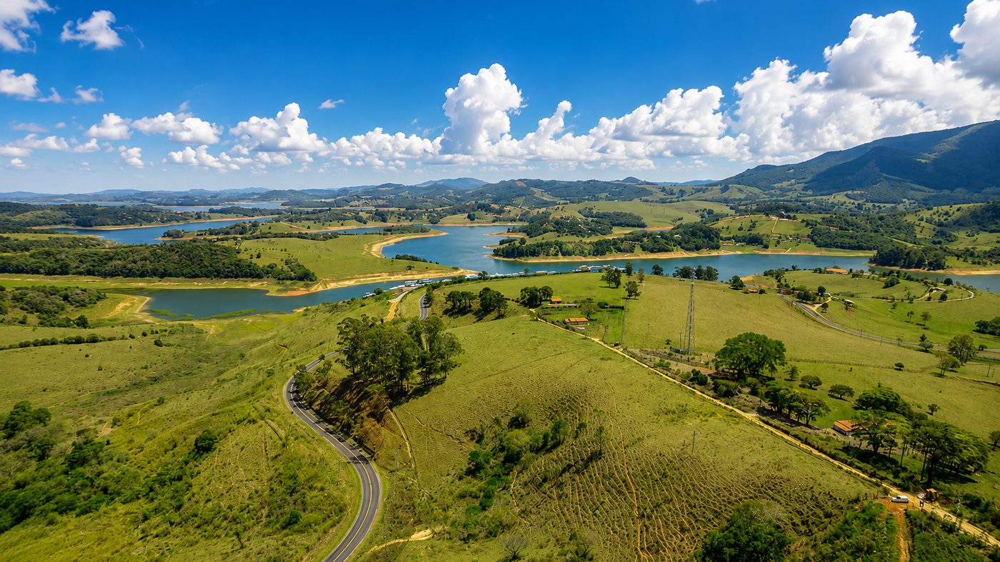 Vista aérea do Gigante das Águas com a represa ao fundo