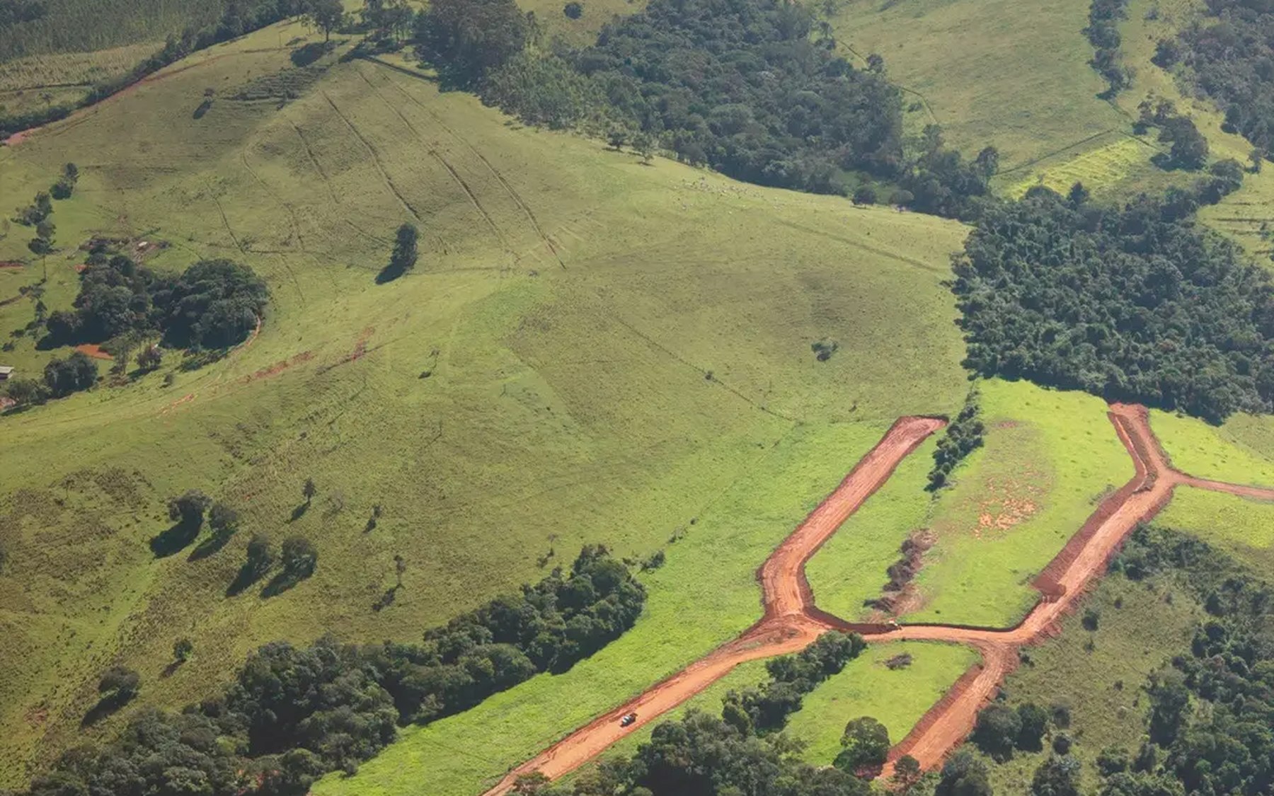 Vista aérea da área verde onde está sendo implantado o Residencial Mariah em Piracaia