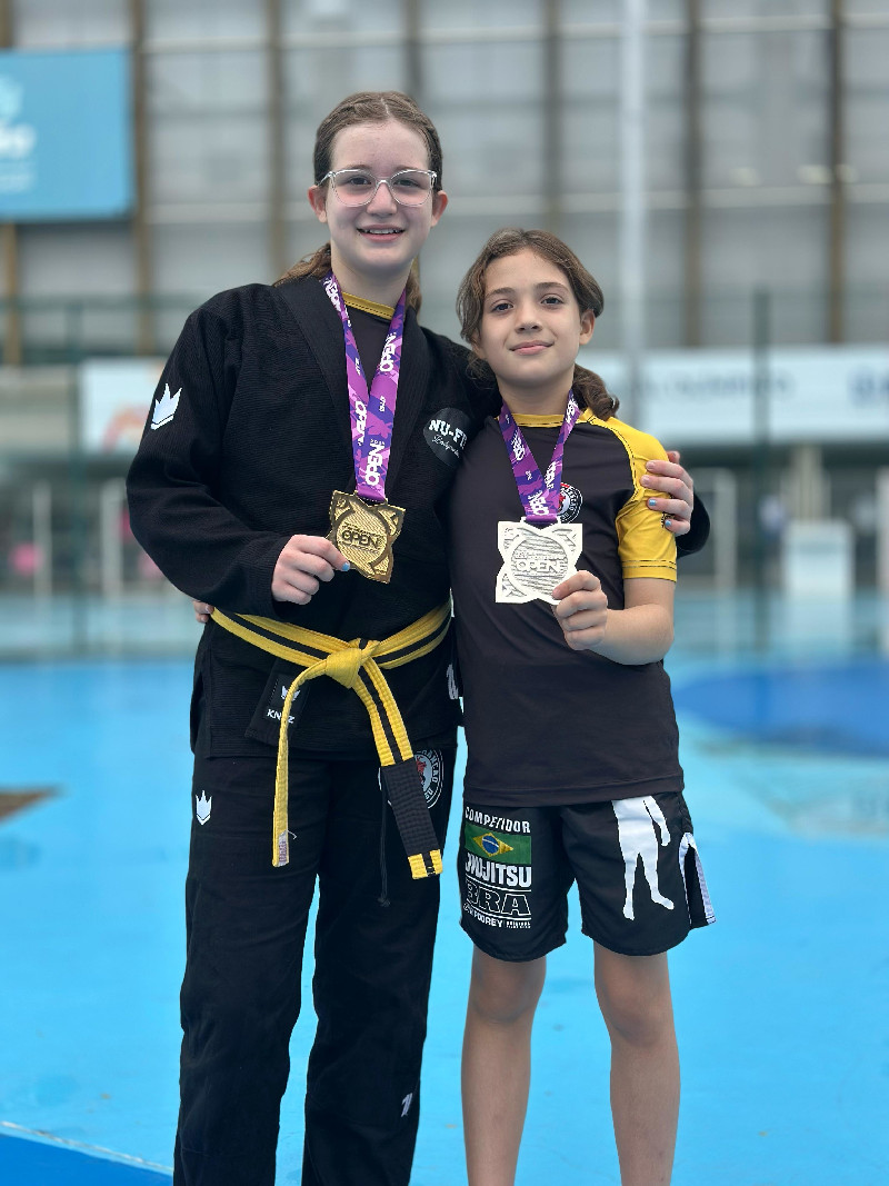 Julia e Marcela com medalhas